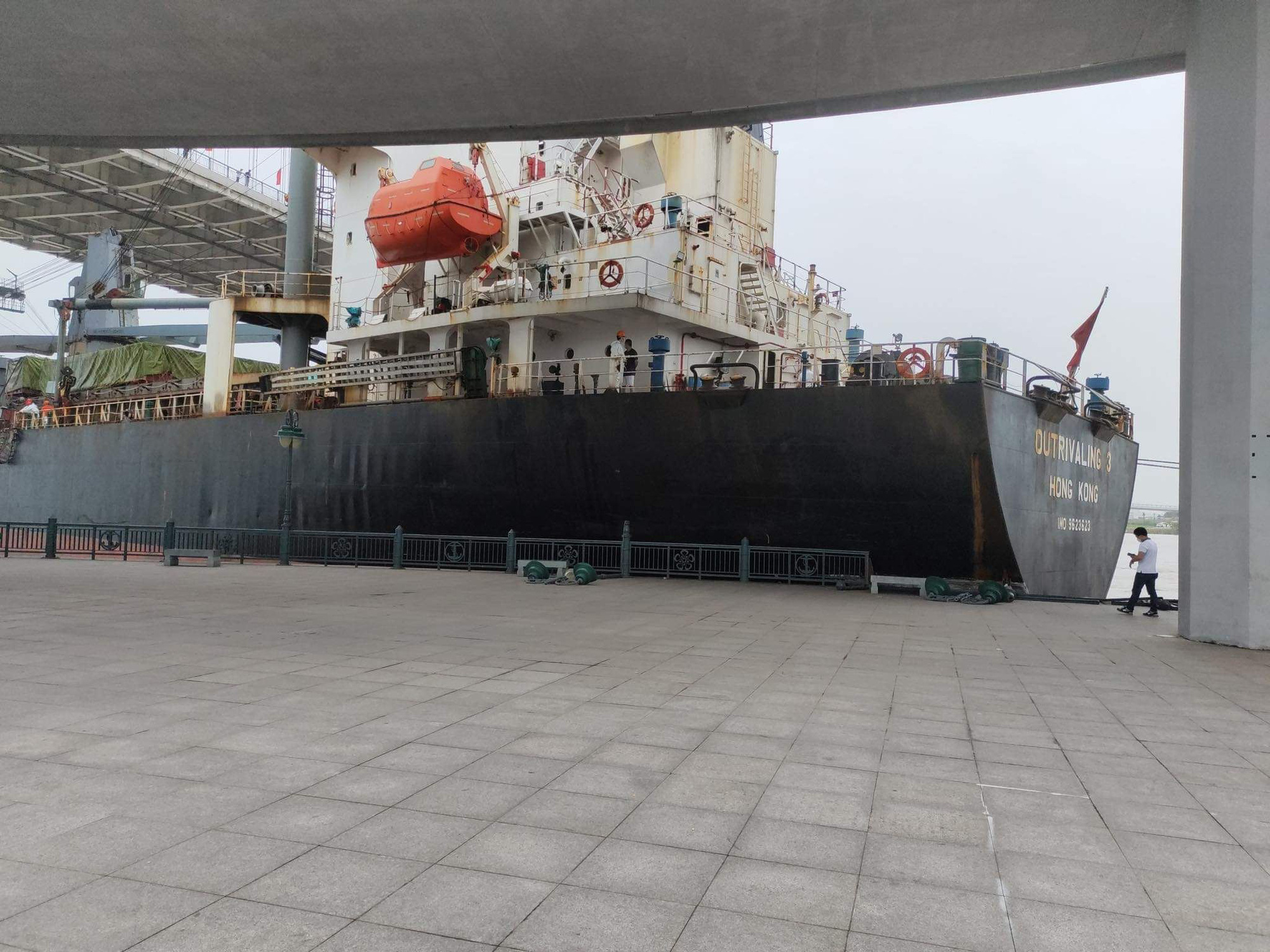Clip: Khoảnh khắc con tàu biển khổng lồ suýt va vào cây cầu hiện đại nhất Hải Phòng - Ảnh 4.