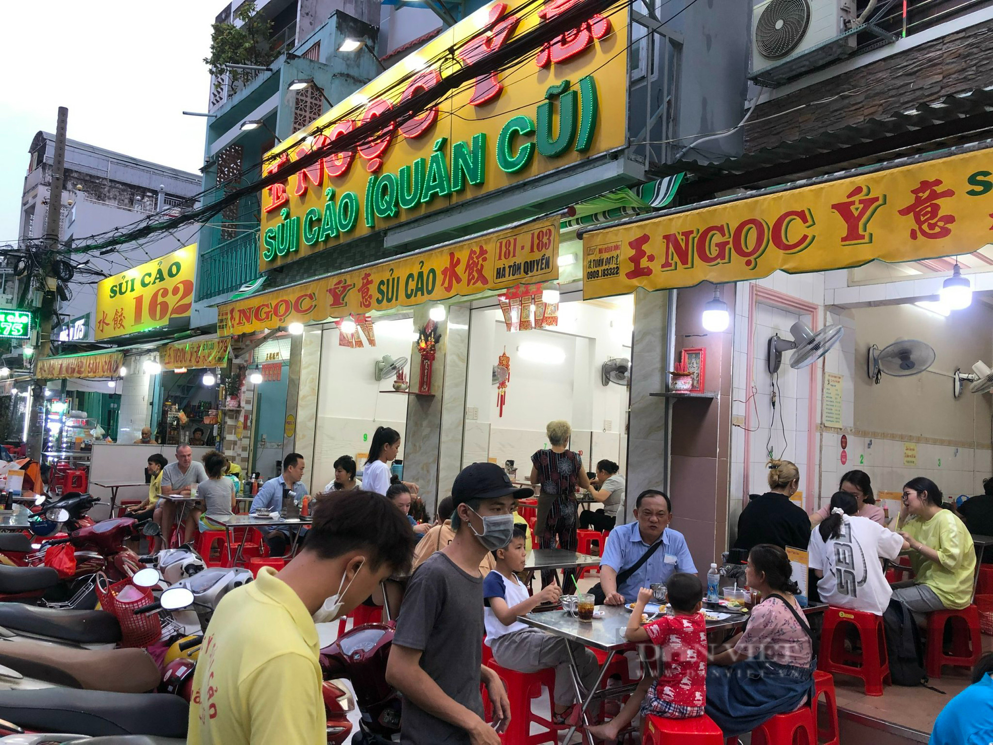 A corner of Ha Ton Quyen dumpling street