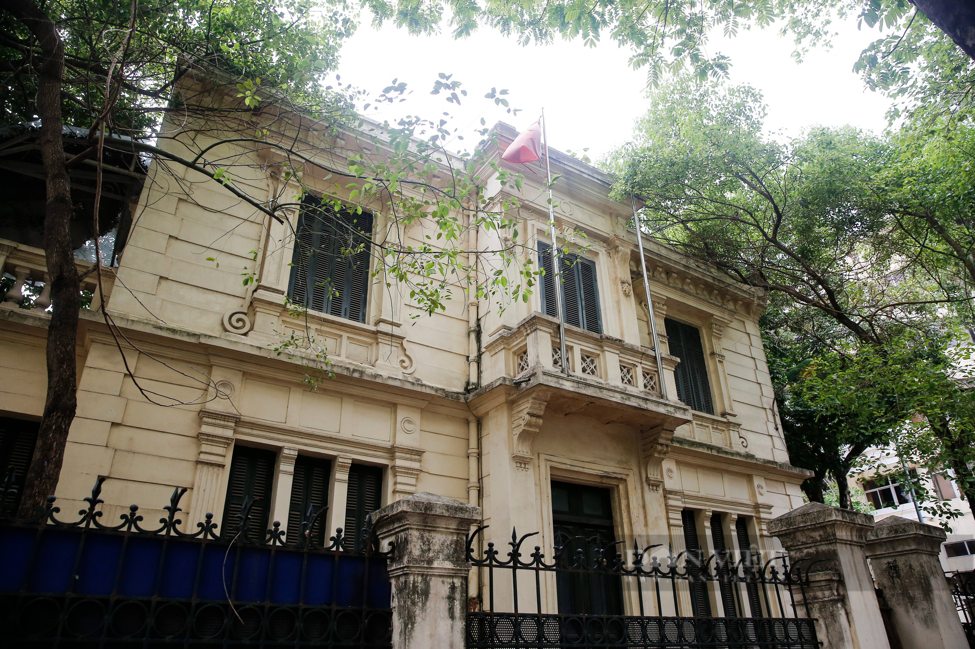 Cận cảnh những biệt thự xây trước 1954 thuộc diện không được bán tại Hà Nội - Ảnh 9.