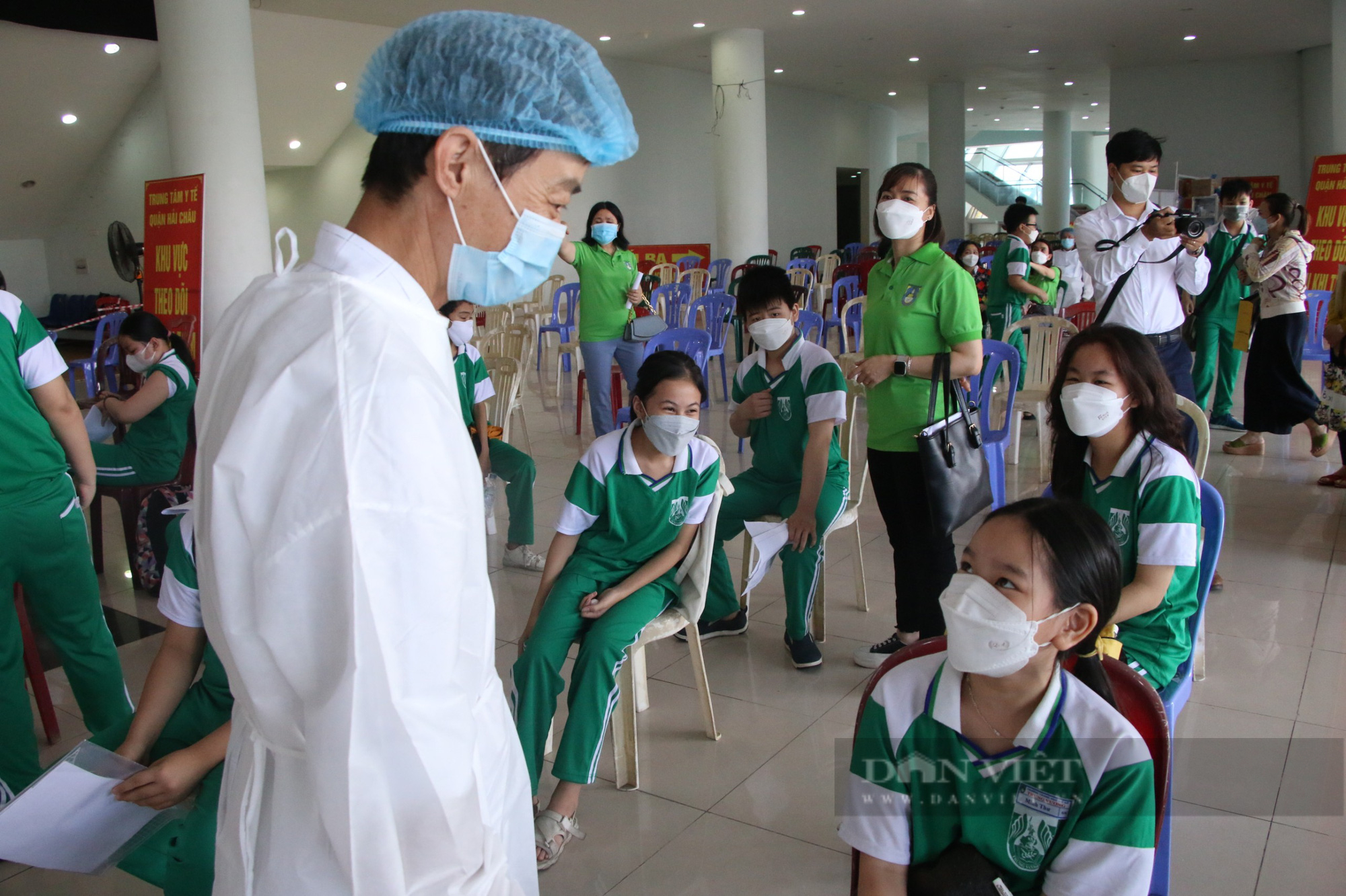 Da Nang: Parents wake up early, leave work to take their children to get Covid-19 vaccine - Photo 1.