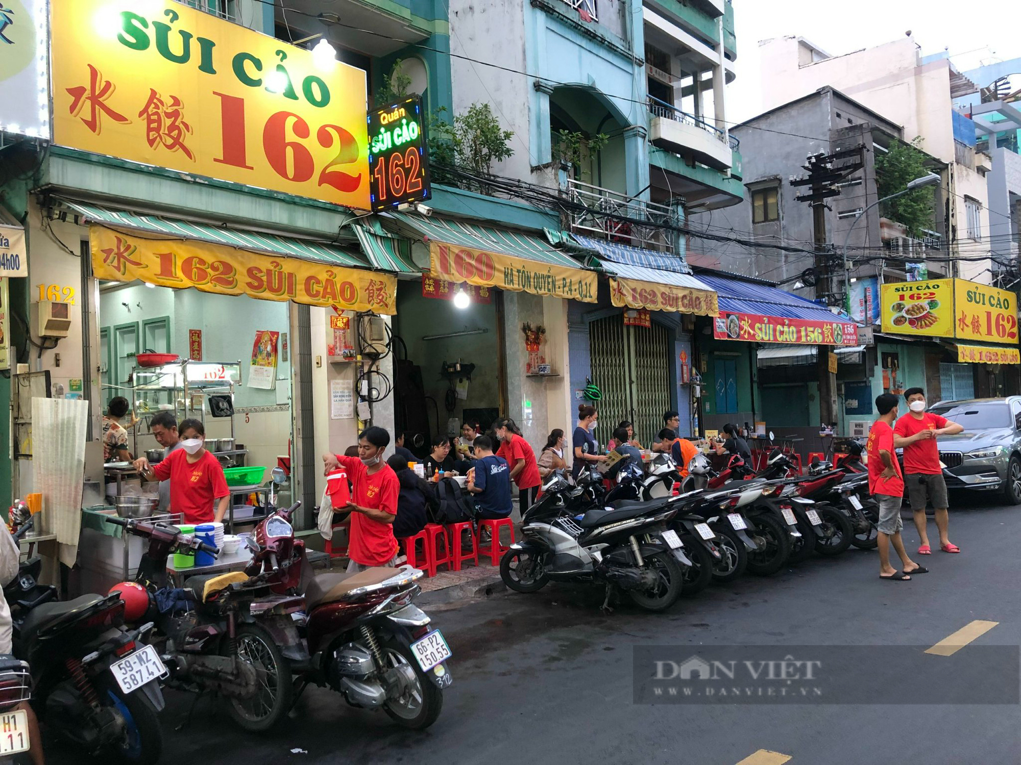 Vehicles are full of road.  Employees of each restaurant are distinguished by the color of their uniforms.