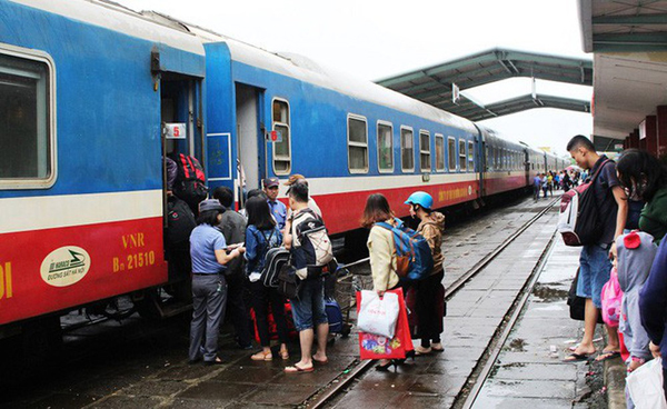 Khánh Hòa: Tăng tuyến xe khách và tàu để phục vụ người dân chơi lễ  - Ảnh 1.