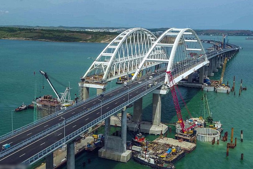 Nóng: Ukraine đe dọa đánh sập cây cầu chiến lược của Nga ở Crimea, Moscow lập tức đáp lời - Ảnh 1.