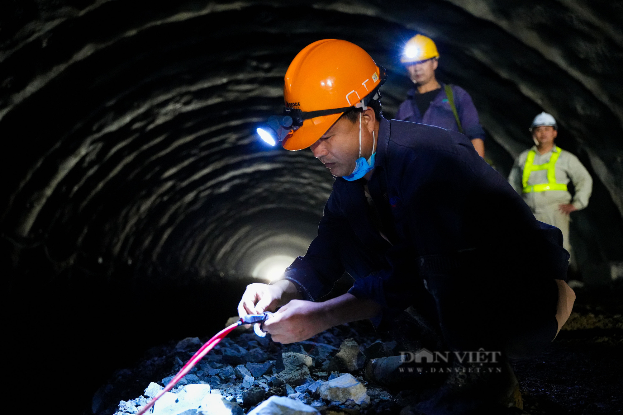 Cận cảnh 3 đường hầm xuyên núi nối 3 tỉnh Ninh Bình - Thanh Hoá - Nghệ An - Ảnh 9.