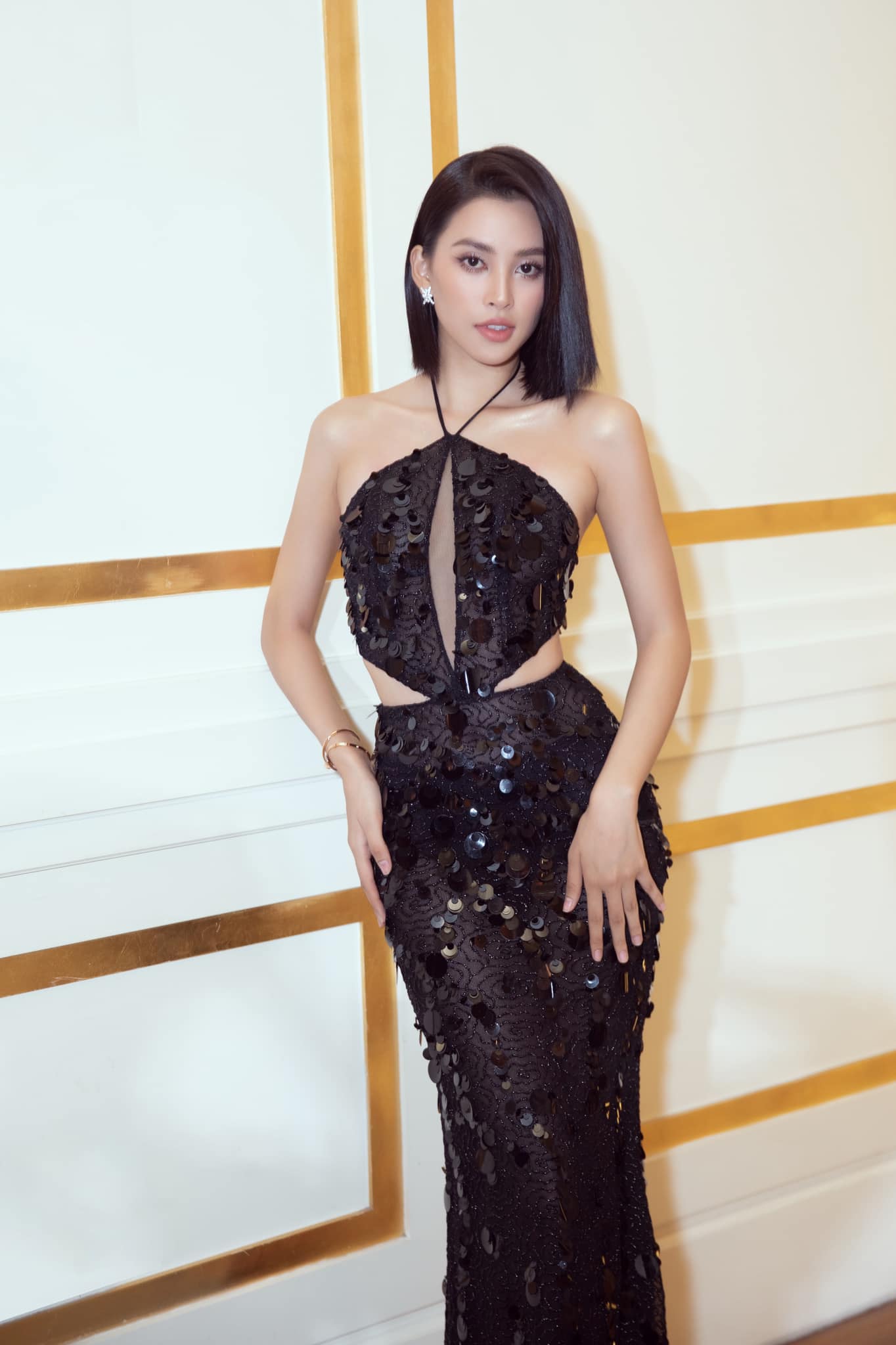Hoa hậu Trần Tiểu Vy nói gì khi tiếp tục nhận giải &quot;Gương mặt của năm&quot;, được khen &quot;mỹ nhân ngàn năm có một&quot;? - Ảnh 6.