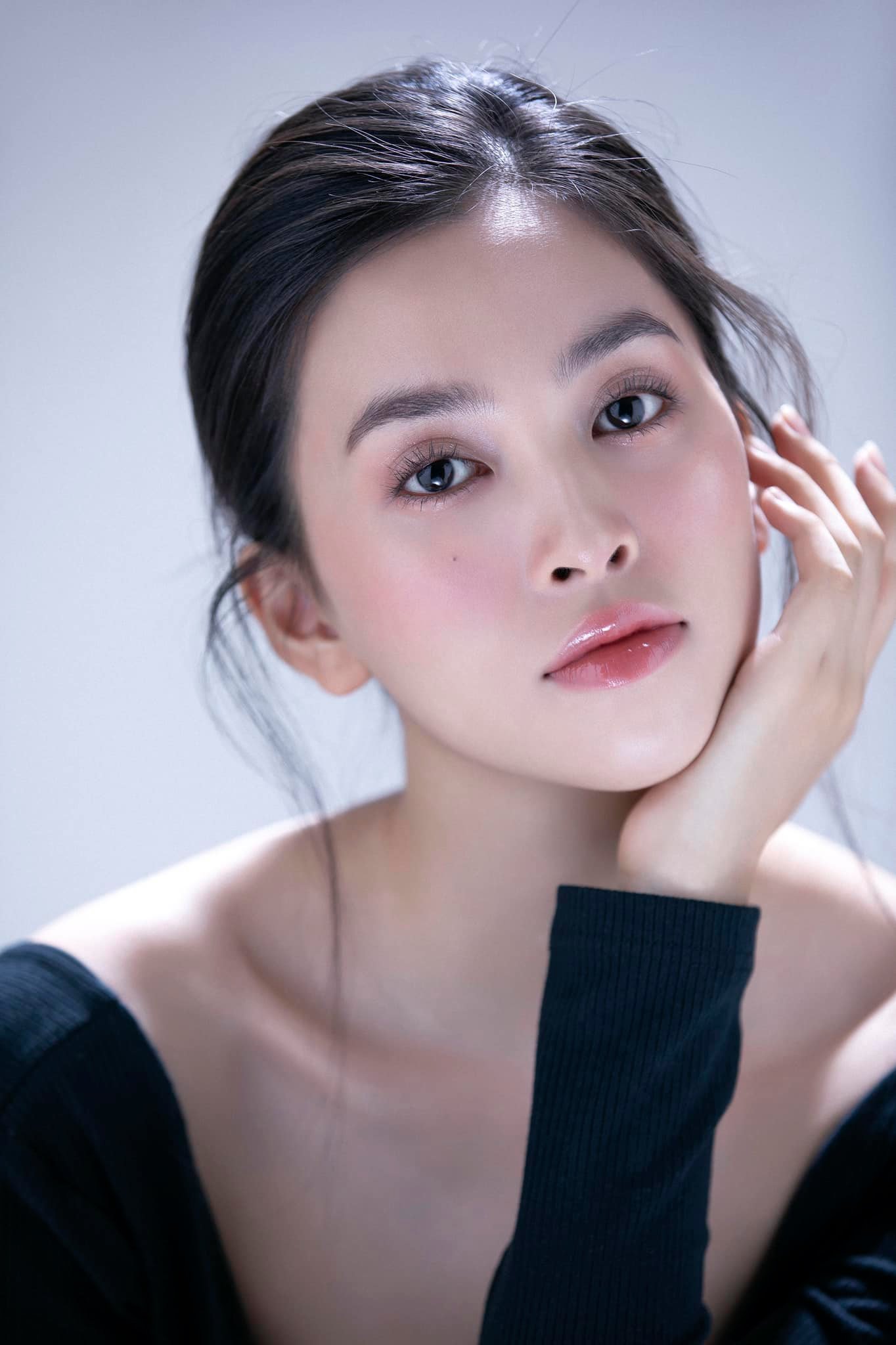 Hoa hậu Trần Tiểu Vy nói gì khi tiếp tục nhận giải &quot;Gương mặt của năm&quot;, được khen &quot;mỹ nhân ngàn năm có một&quot;? - Ảnh 5.