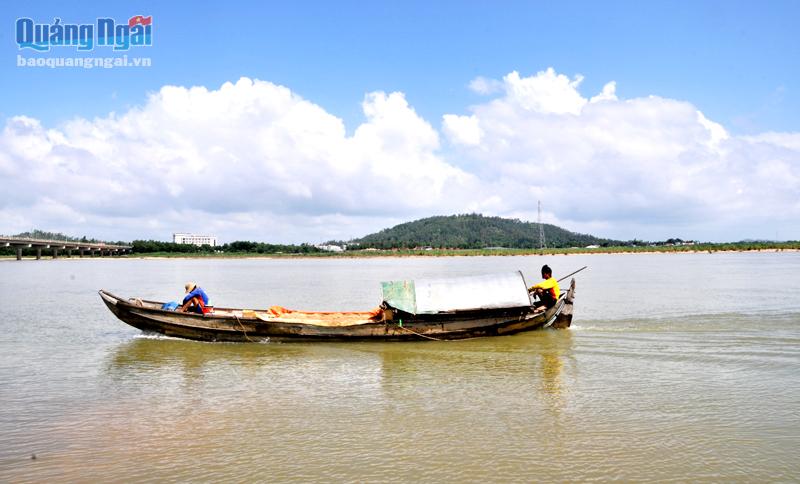 Loài cá hanh, cá móm, cá bống, cá thài bai từng bơi nhiều ở con sông thương nhớ nào ở Quảng Ngãi? - Ảnh 1.