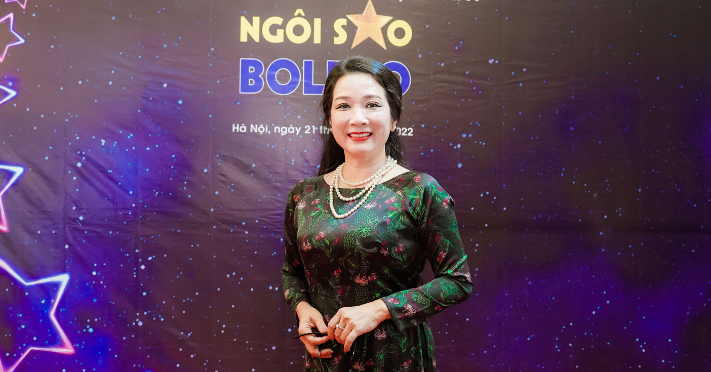 Thanh Thanh Hien is a judge of the Bolero contest for a 70-year-old contestant