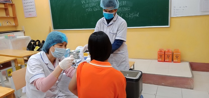 Nearly 127,000 children aged 5 - under 12 years old were vaccinated with the Covid-19 vaccine, mainly fever, swelling and pain after injection - Photo 2.