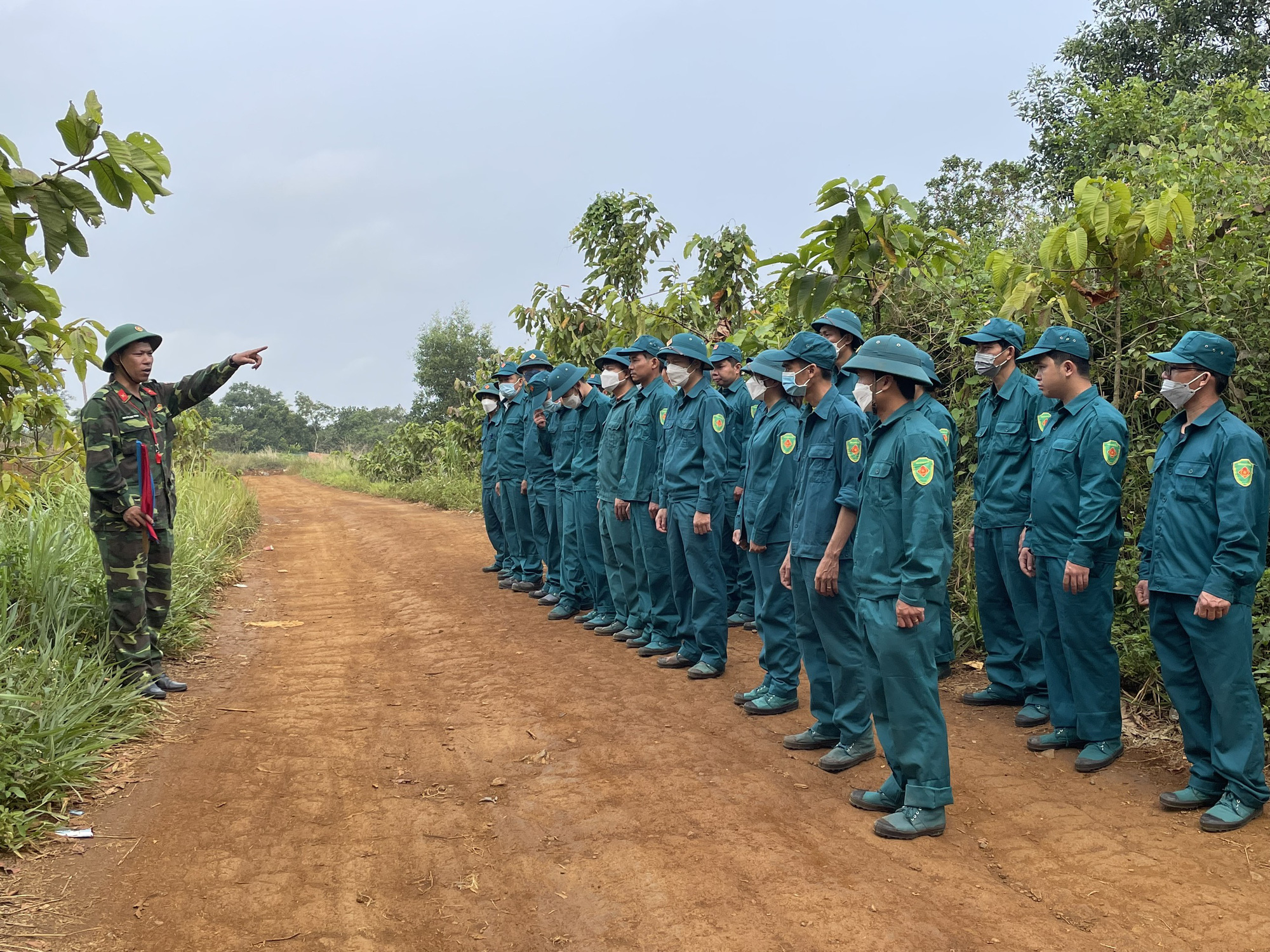 Trung đội tự vệ Công ty Nhôm Đắk Nông - TKV (DNA) hoàn thành khoá huấn luyện năm 2022 - Ảnh 2.