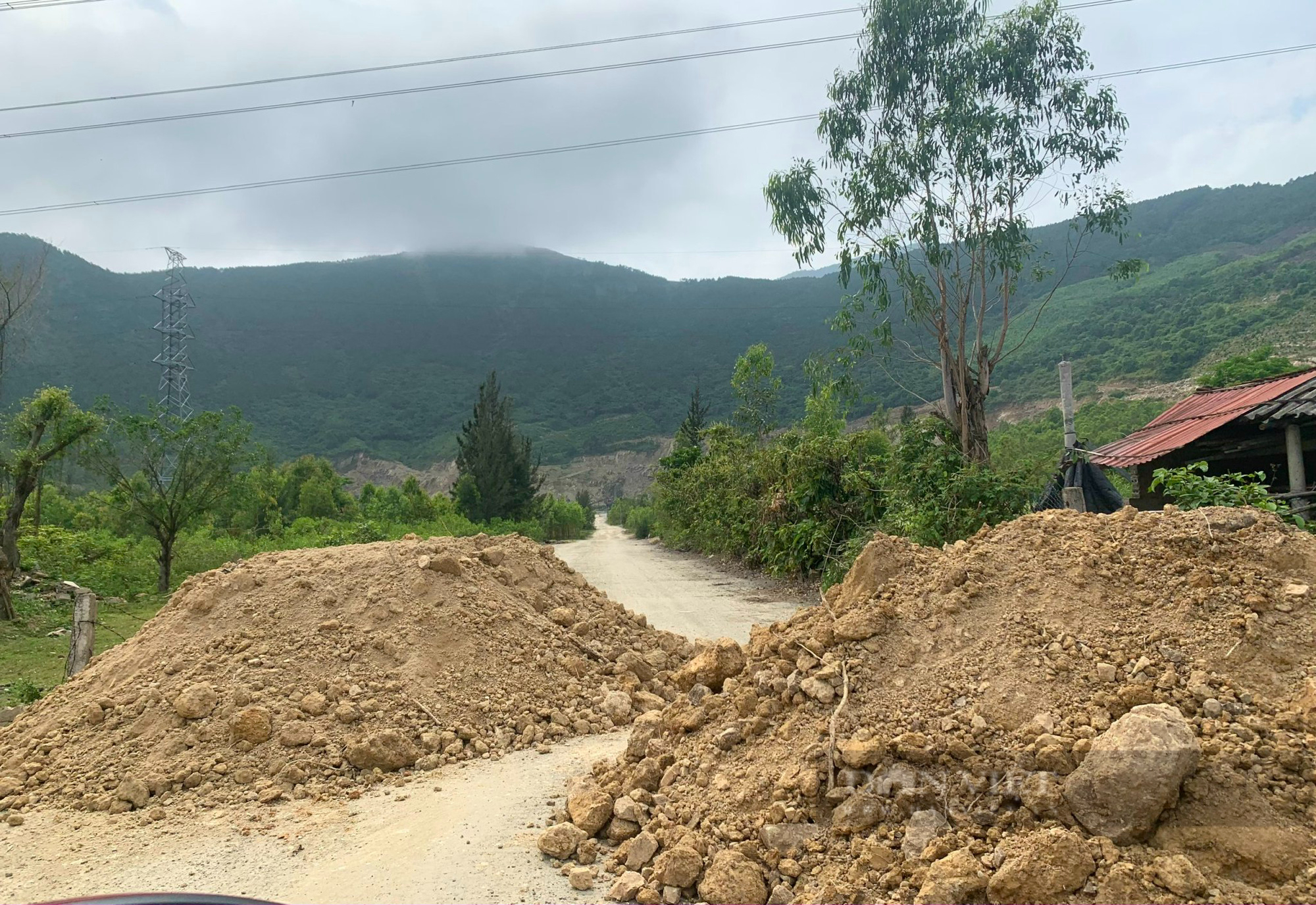 Quảng Bình: Hàng chục hộ dân tụ tập, phản đối mỏ đá Linh Thành hoạt động làm nứt nhà, đục nguồn nước - Ảnh 4.