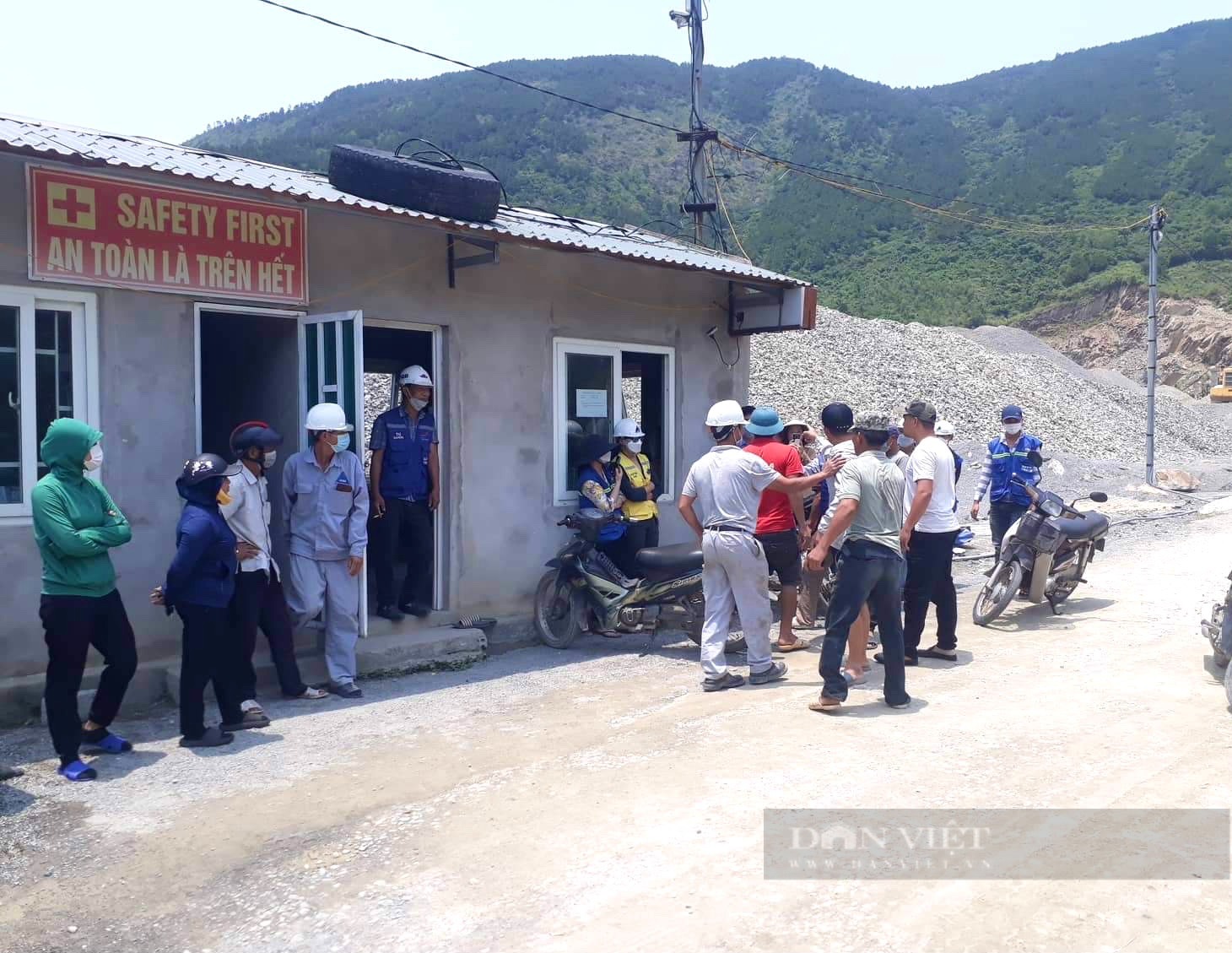 Quảng Bình: Hàng chục hộ dân tụ tập, phản đối mỏ đá Linh Thành hoạt động làm nứt nhà, đục nguồn nước - Ảnh 3.