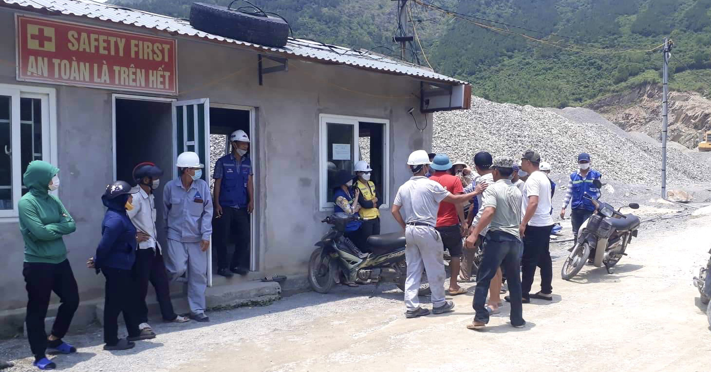 People react to quarries serving Quang Trach Thermal Power Project to crack houses, cloud water sources