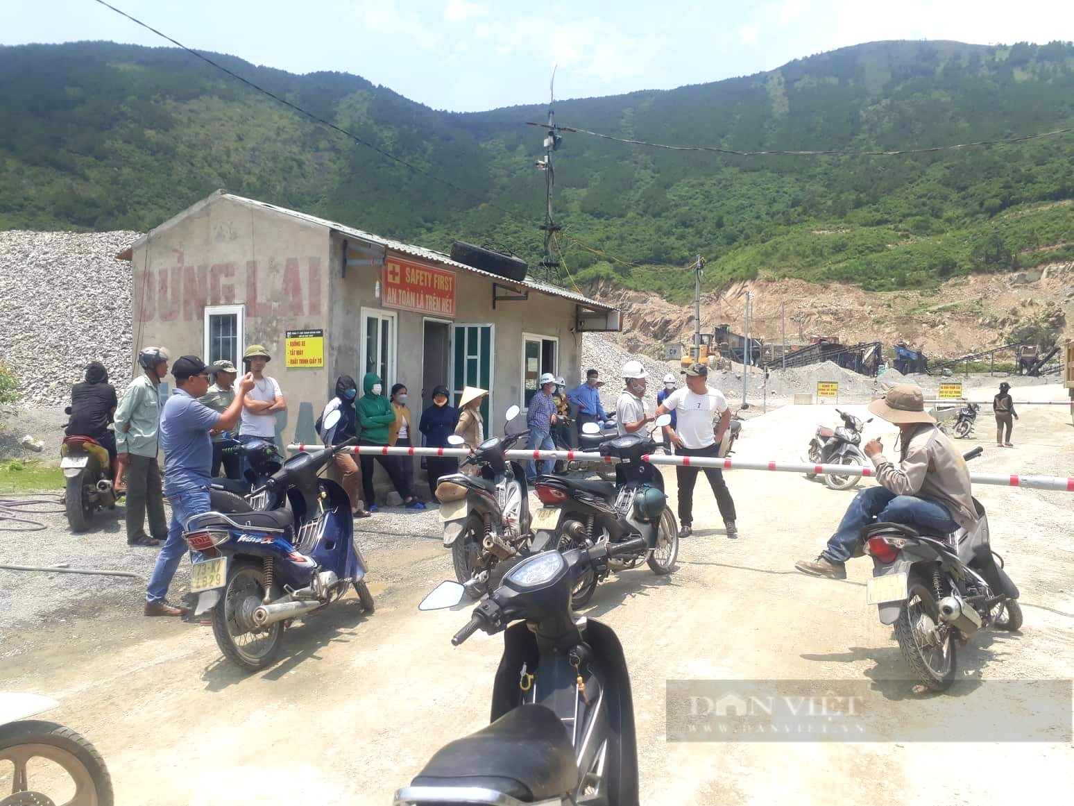 Quảng Bình: Hàng chục hộ dân tụ tập, phản đối mỏ đá Linh Thành hoạt động làm nứt nhà, đục nguồn nước - Ảnh 1.