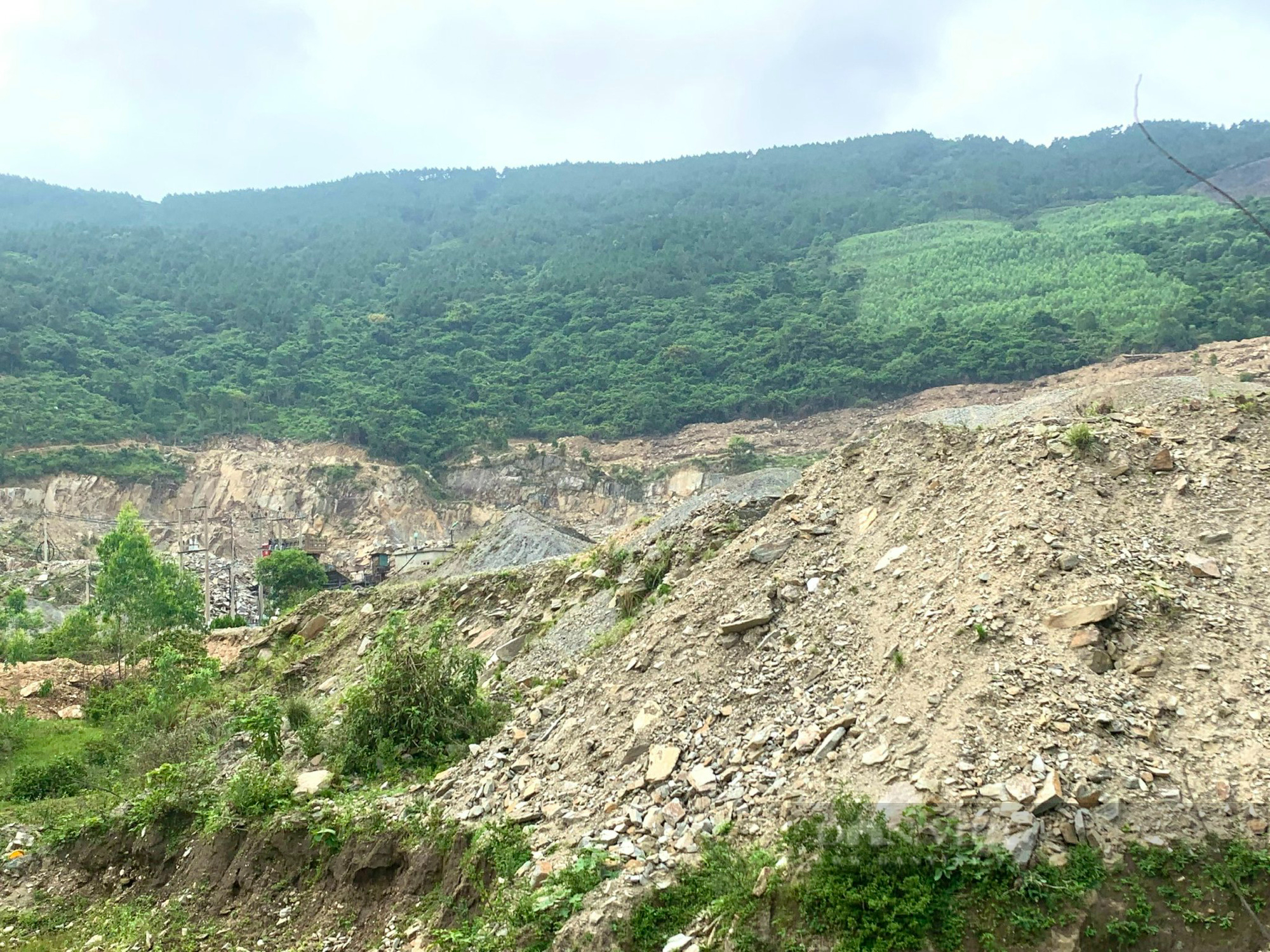 Quảng Bình: Hàng chục hộ dân tụ tập, phản đối mỏ đá Linh Thành hoạt động làm nứt nhà, đục nguồn nước - Ảnh 5.