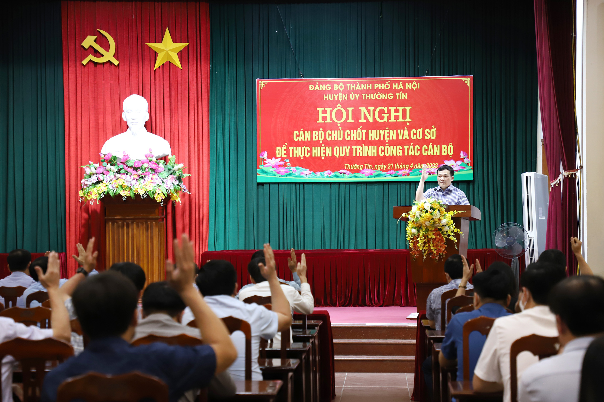 Ông Phan Thanh Tùng được giới thiệu chức danh Phó Chủ tịch UBND huyện Thường Tín - Ảnh 2.