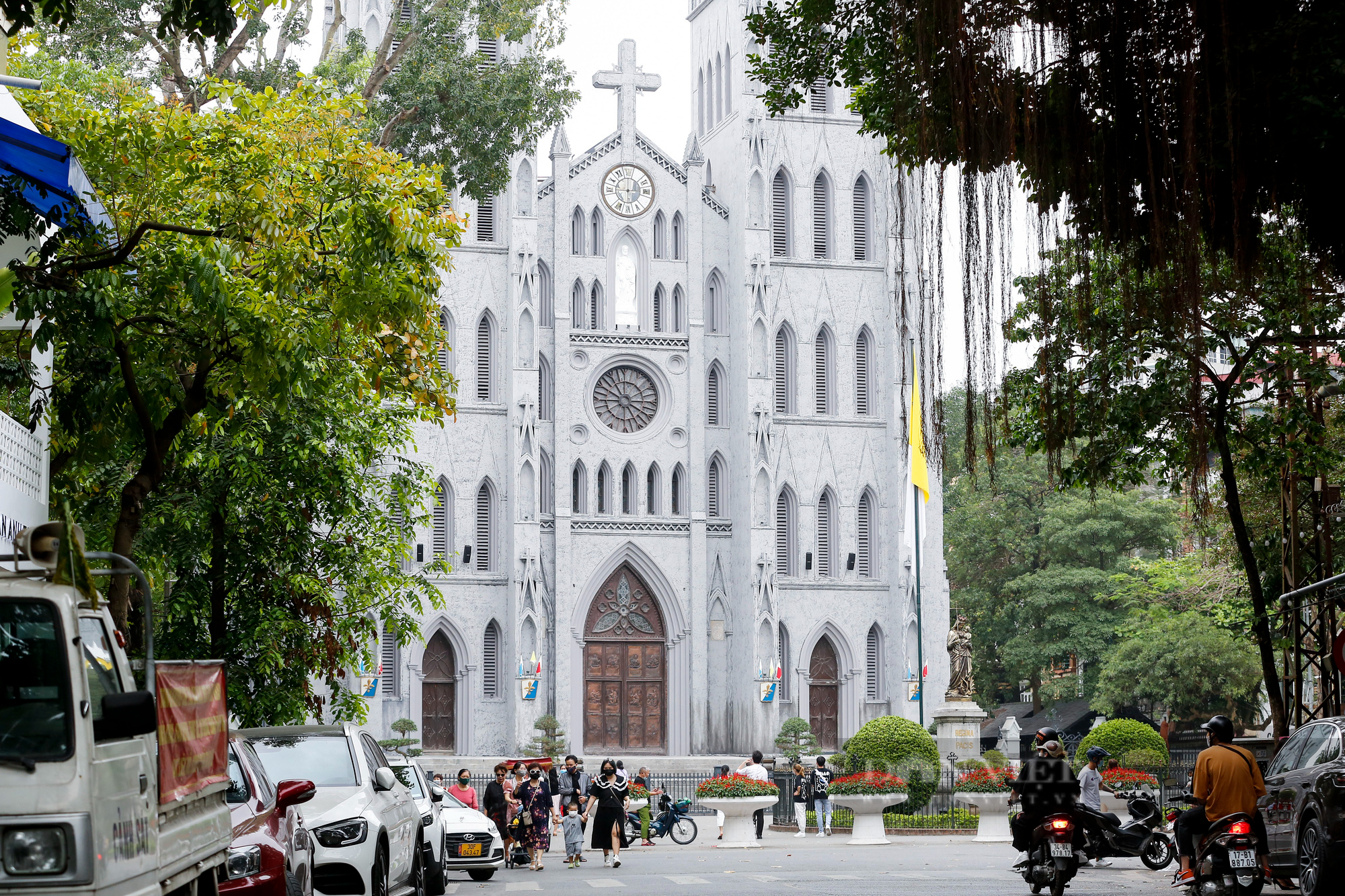Nhà thờ Lớn Hà Nội bất ngờ trở về nét cổ kính nguyên bản - Ảnh 12.