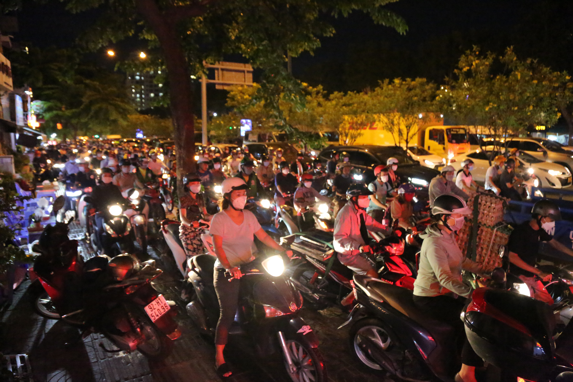 Kẹt cứng xe trước sân bay Tân Sơn Nhất, người dân &quot;chôn chân&quot; nhiều giờ đồng hồ - Ảnh 2.