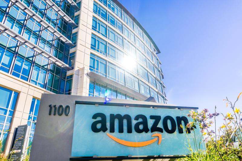 Amazon đang đầu tư 1 tỷ đô la để thúc đẩy đổi mới chuỗi cung ứng, công nghệ vận chuyển và hậu cần, đồng thời cải thiện hơn nữa trải nghiệm của khách hàng và nhân viên. Ảnh: @AFP.