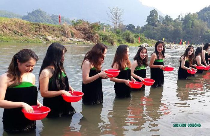 Lễ hội té nước của người Thái trắng Lai Châu - Ảnh 3.