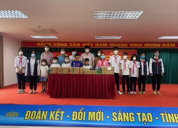 Quận Hà Đông (Hà Nội) trao tặng 45 máy tính cho học sinh có hoàn cảnh khó khăn - Ảnh 1.