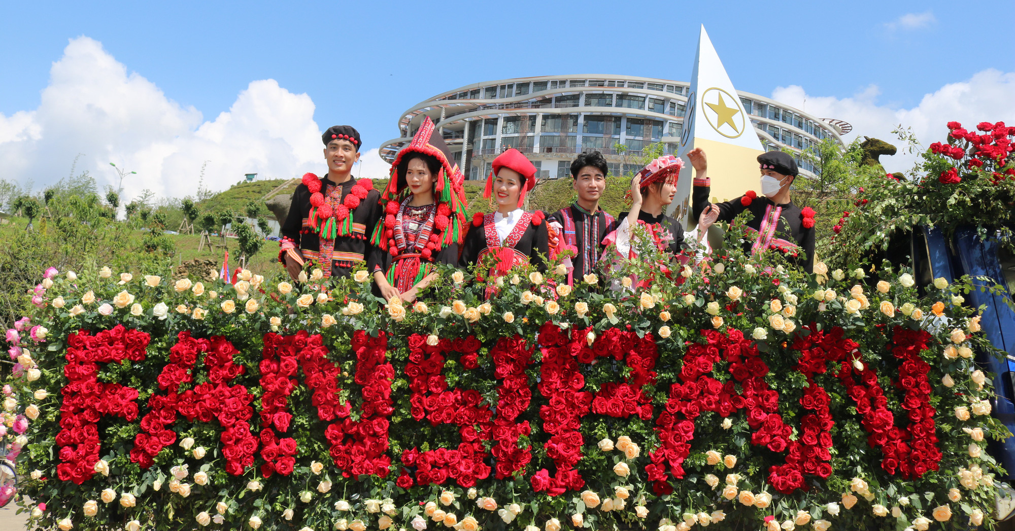 Colorful “Fansipan Rose Festival 2022” in Sa Pa