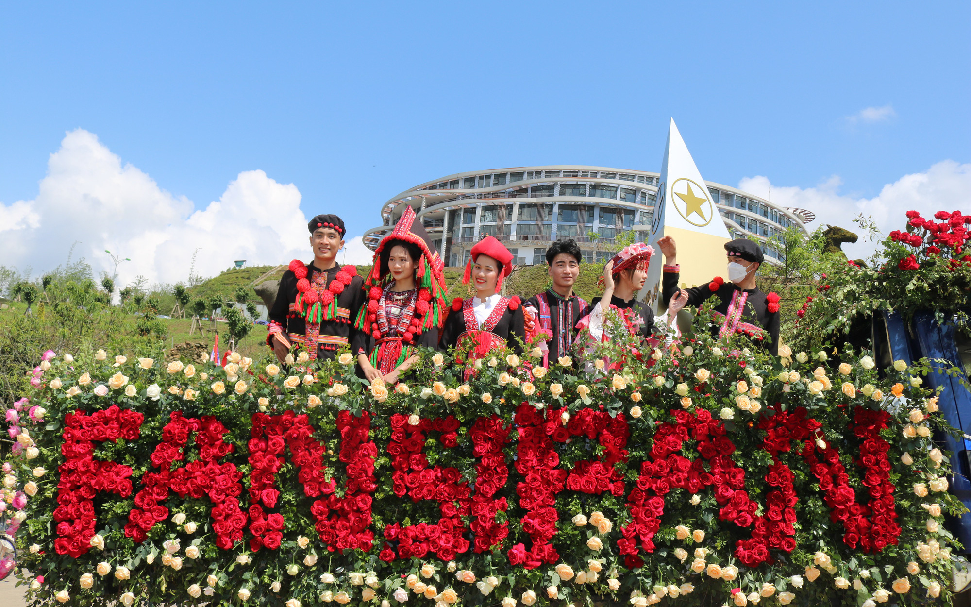 Rực rỡ sắc màu "Lễ hội hoa hồng Fansipan 2022" tại Sa Pa