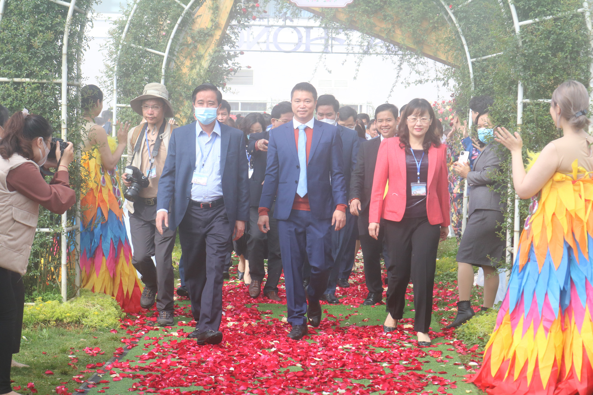 Rực rỡ sắc màu &quot;Lễ hội hoa hồng Fansipan 2022&quot; tại Sa Pa - Ảnh 2.