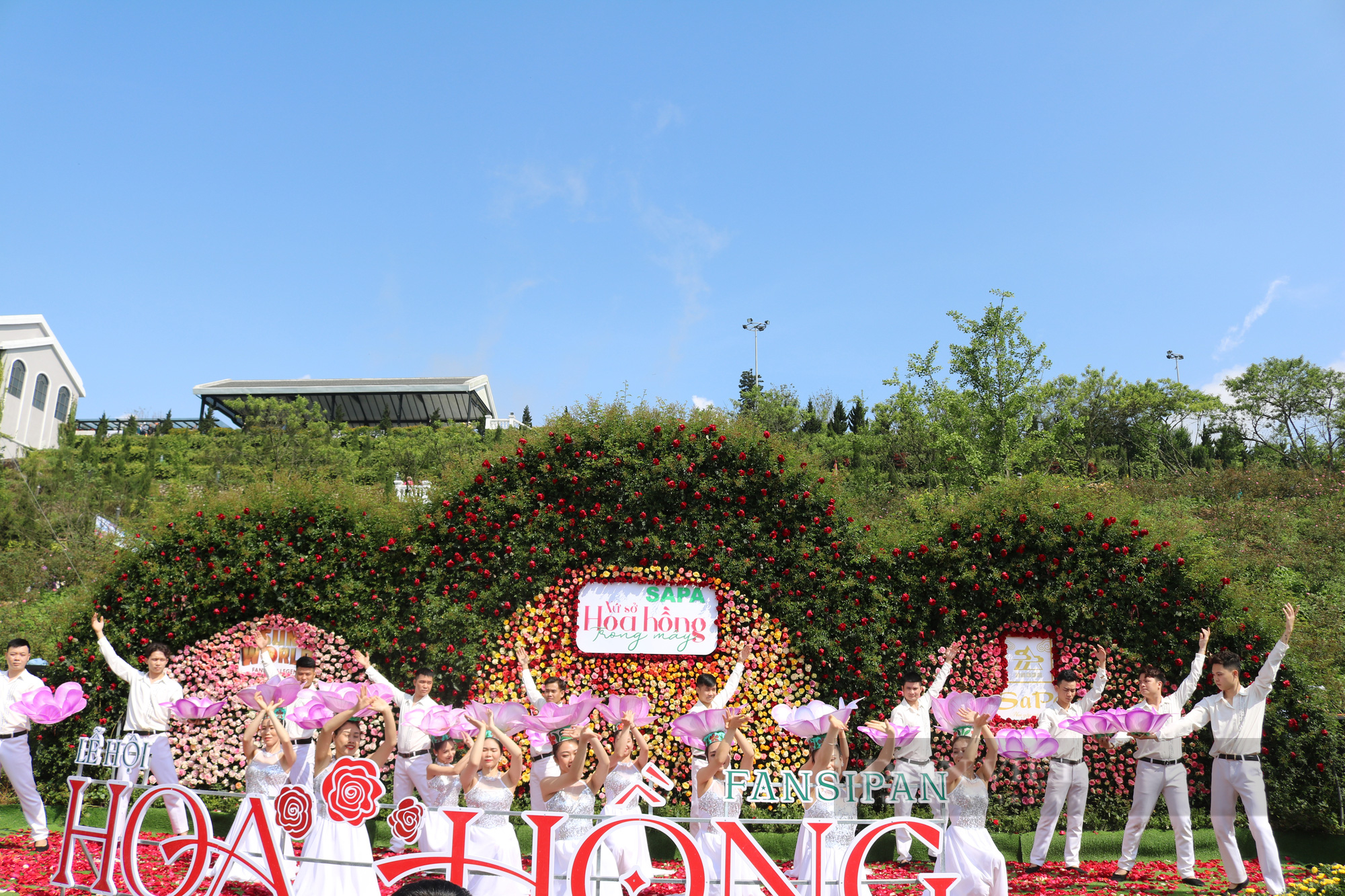 Rực rỡ sắc màu &quot;Lễ hội hoa hồng Fansipan 2022&quot; tại Sa Pa - Ảnh 3.