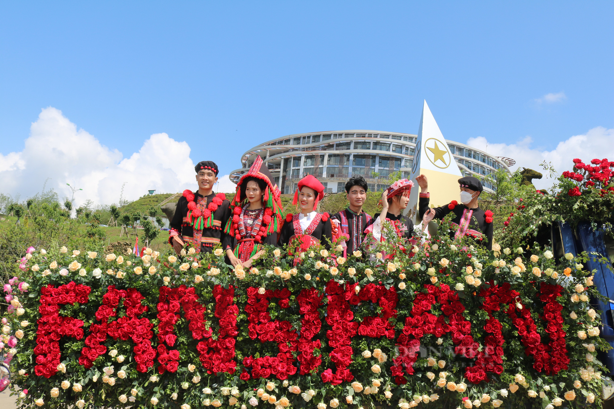 Rực rỡ sắc màu "Lễ hội hoa hồng Fansipan 2022" tại Sa Pa