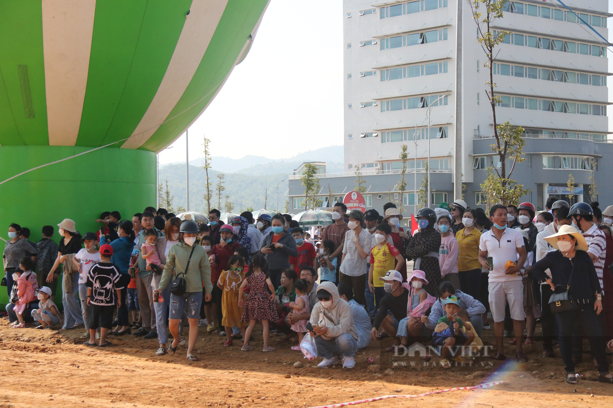 Người dân háo hức ngắm nhìn và trải nghiệm khinh khí cầu lần đầu ở Kon Tum - Ảnh 4.