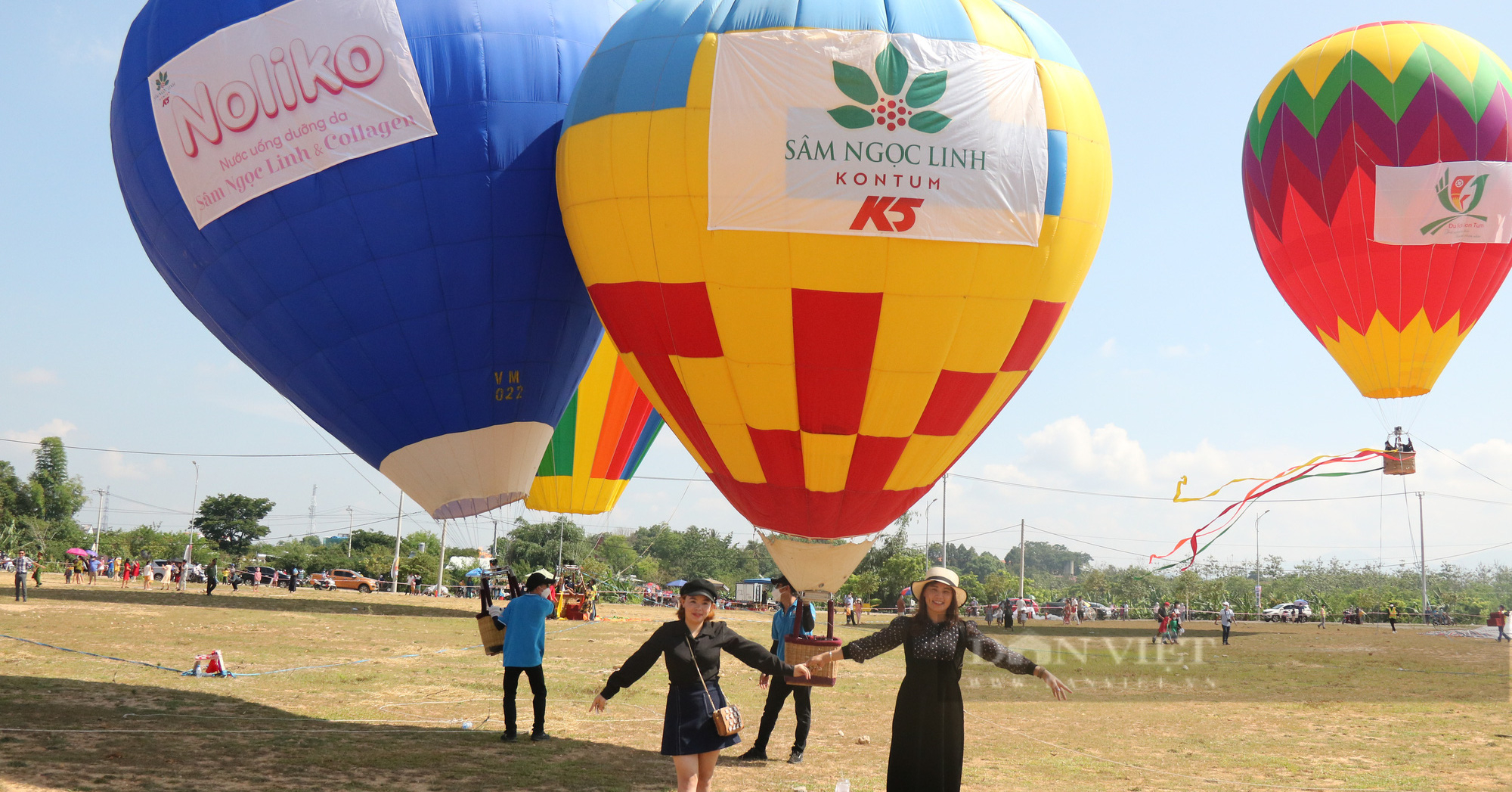 Dozens of hot air balloons carrying tourists for the first time flew in the sky of Kon Tum