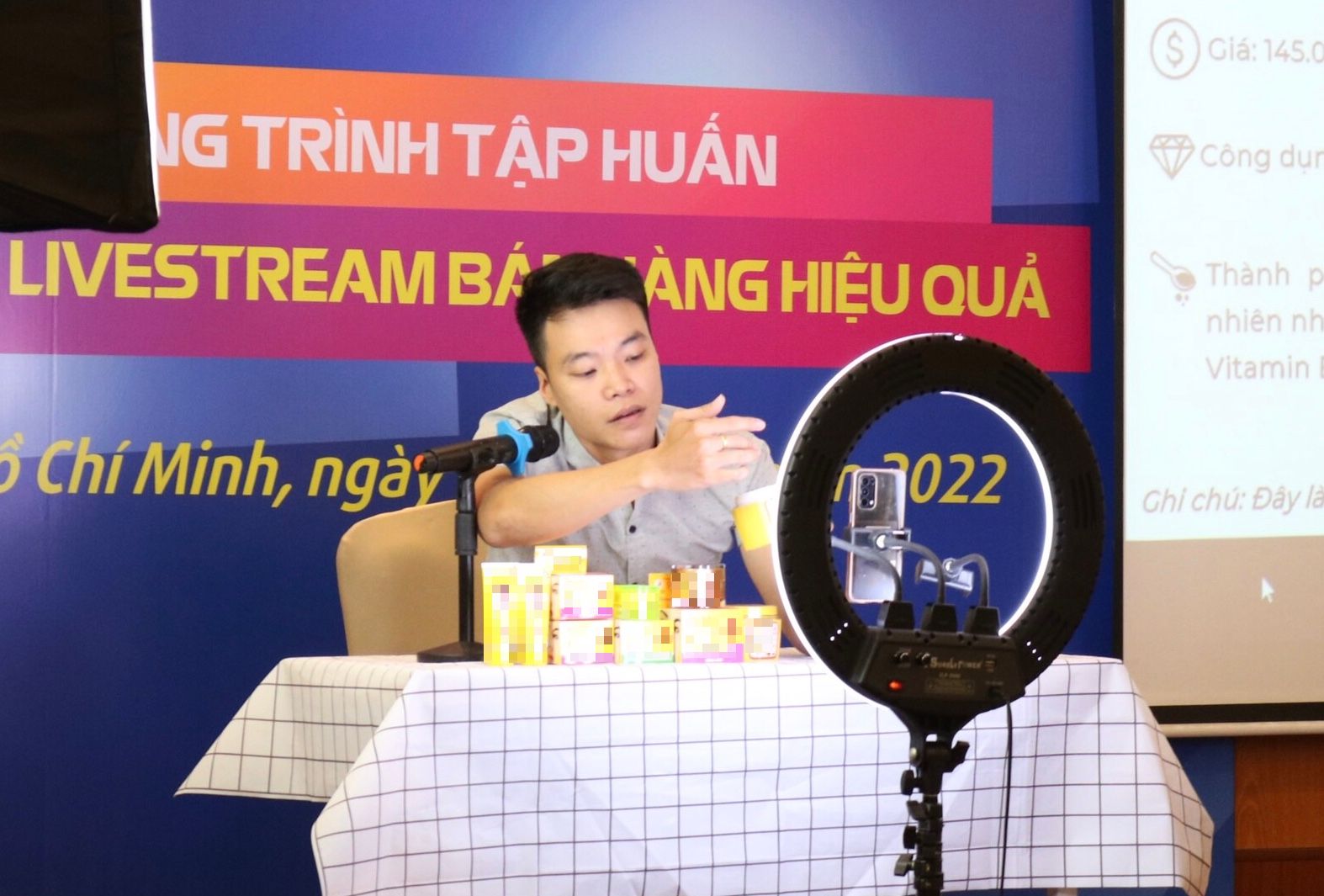 Tiểu thương, người buôn bán nhỏ đi học livestream - Ảnh 2.