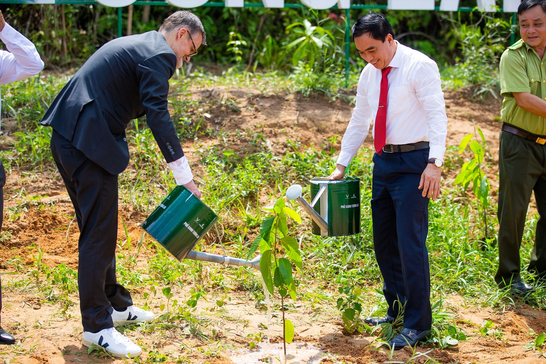 VinFast khởi động dự án trồng rừng &quot;Phủ xanh tương lai&quot; - Ảnh 3.