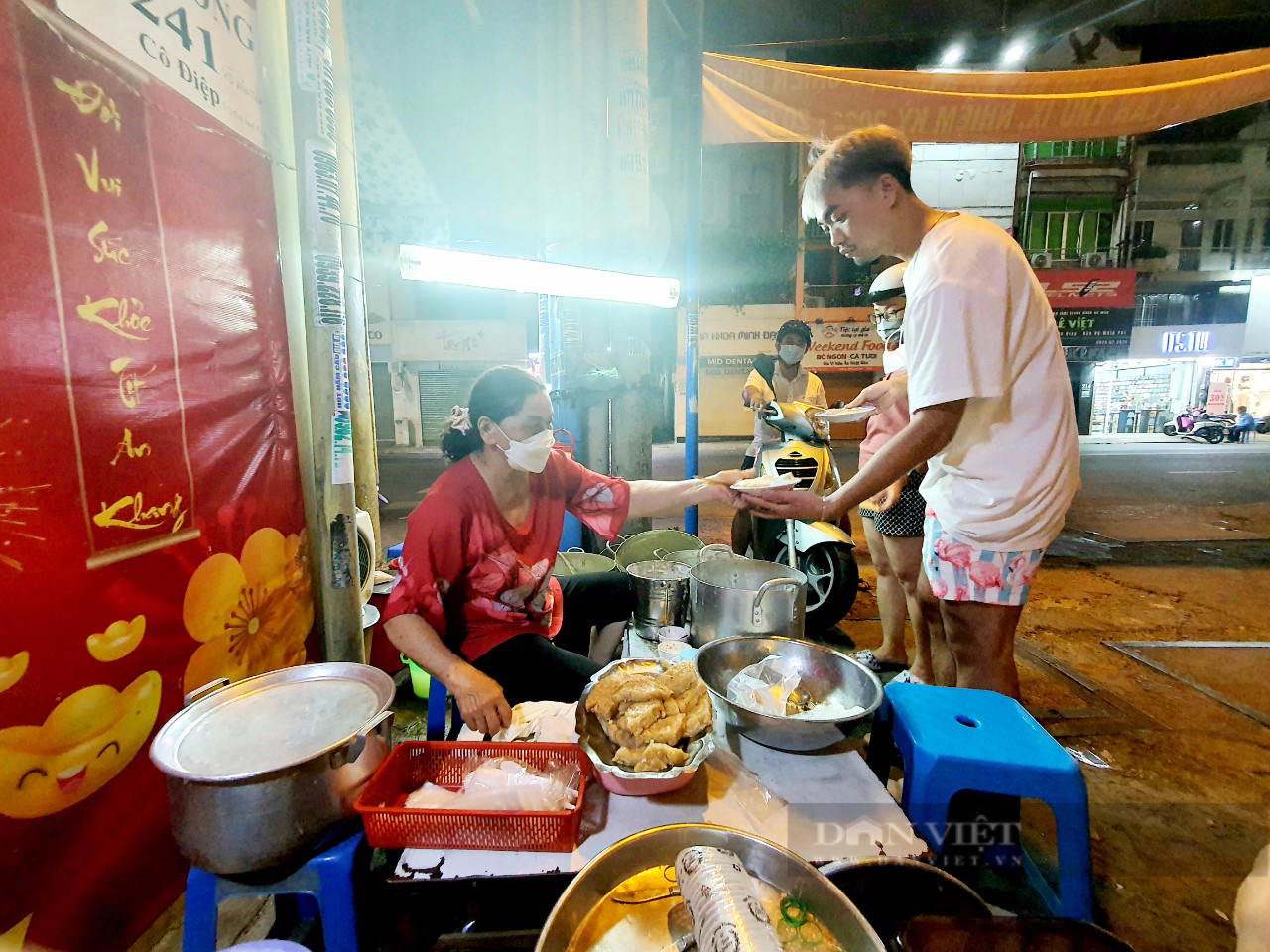 Saigon shop: Strangely, a hot tea shop on Vo Van Tan street, the weather is hot, but the customers are still hot - Photo 1.