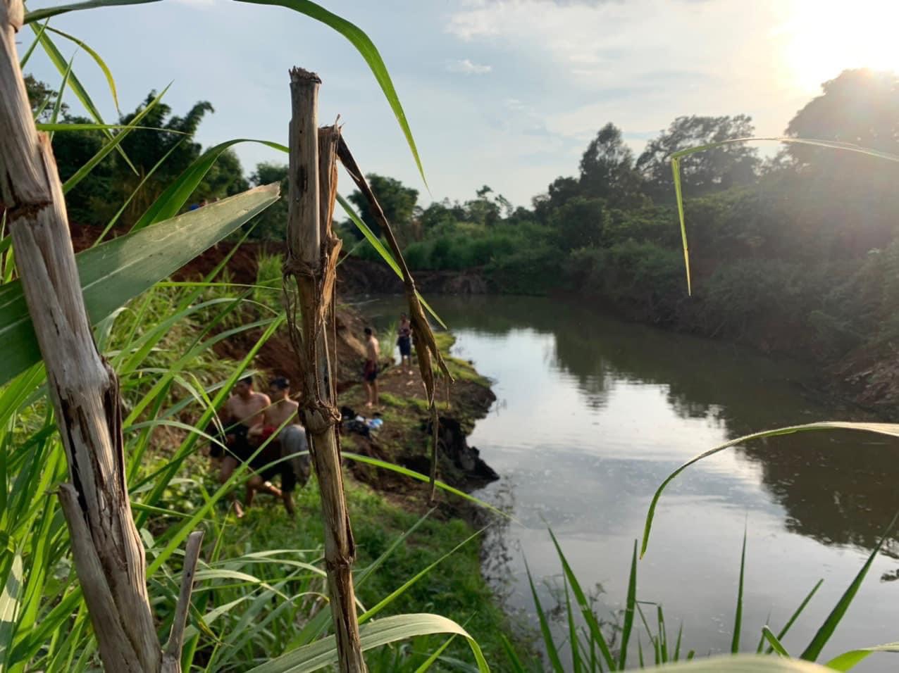 Đắk Lắk: Hai em học sinh bị rơi xuống hồ, một em đuối nước thương tâm  - Ảnh 1.