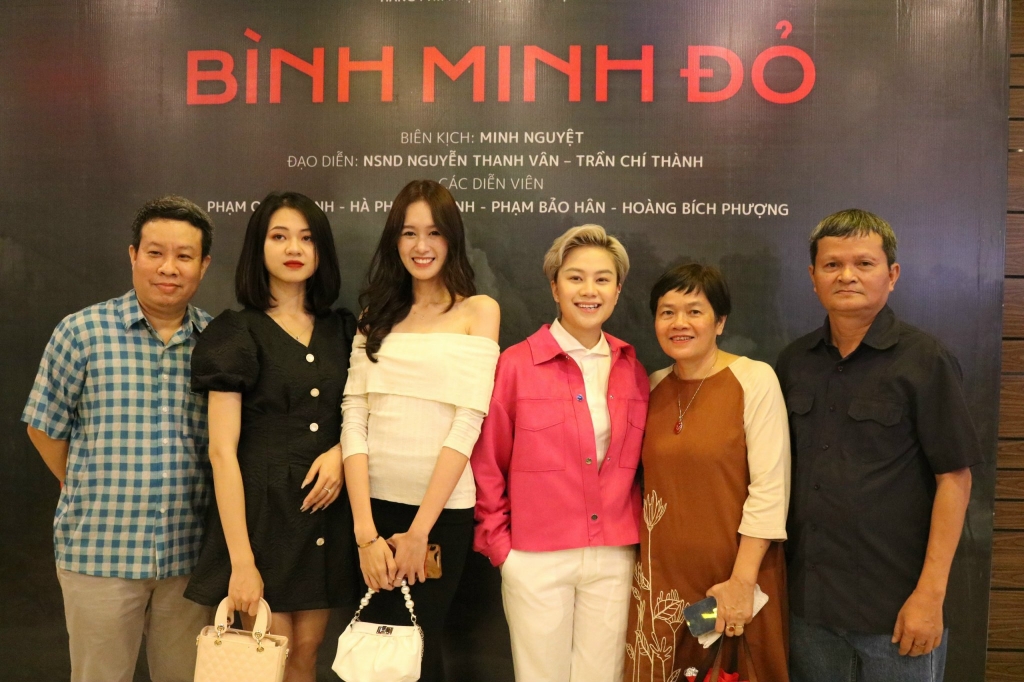 Quang Hải, Đoàn Văn Hậu bất ngờ xuất hiện bên 3 nữ diễn viên xinh đẹp phim “Bình minh đỏ” - Ảnh 4.