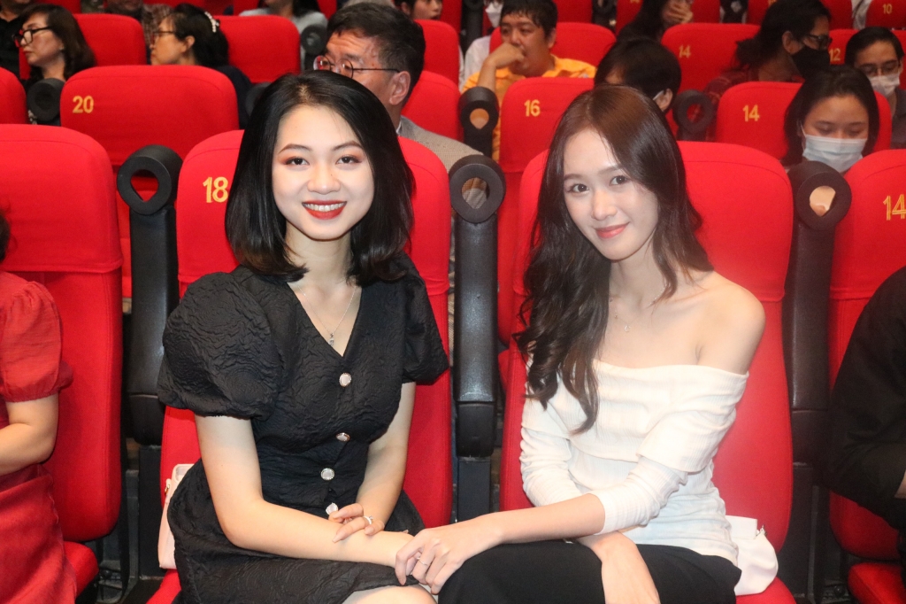 Quang Hải, Đoàn Văn Hậu bất ngờ xuất hiện bên 3 nữ diễn viên xinh đẹp phim “Bình minh đỏ” - Ảnh 8.