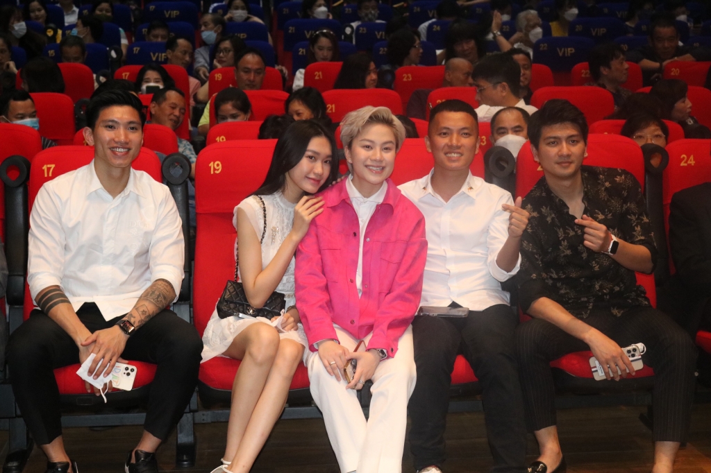 Quang Hải, Đoàn Văn Hậu bất ngờ xuất hiện bên 3 nữ diễn viên xinh đẹp phim “Bình minh đỏ” - Ảnh 6.