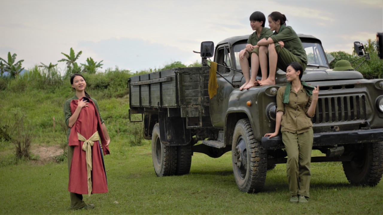 Quang Hải, Đoàn Văn Hậu bất ngờ xuất hiện bên 3 nữ diễn viên xinh đẹp phim “Bình minh đỏ” - Ảnh 2.