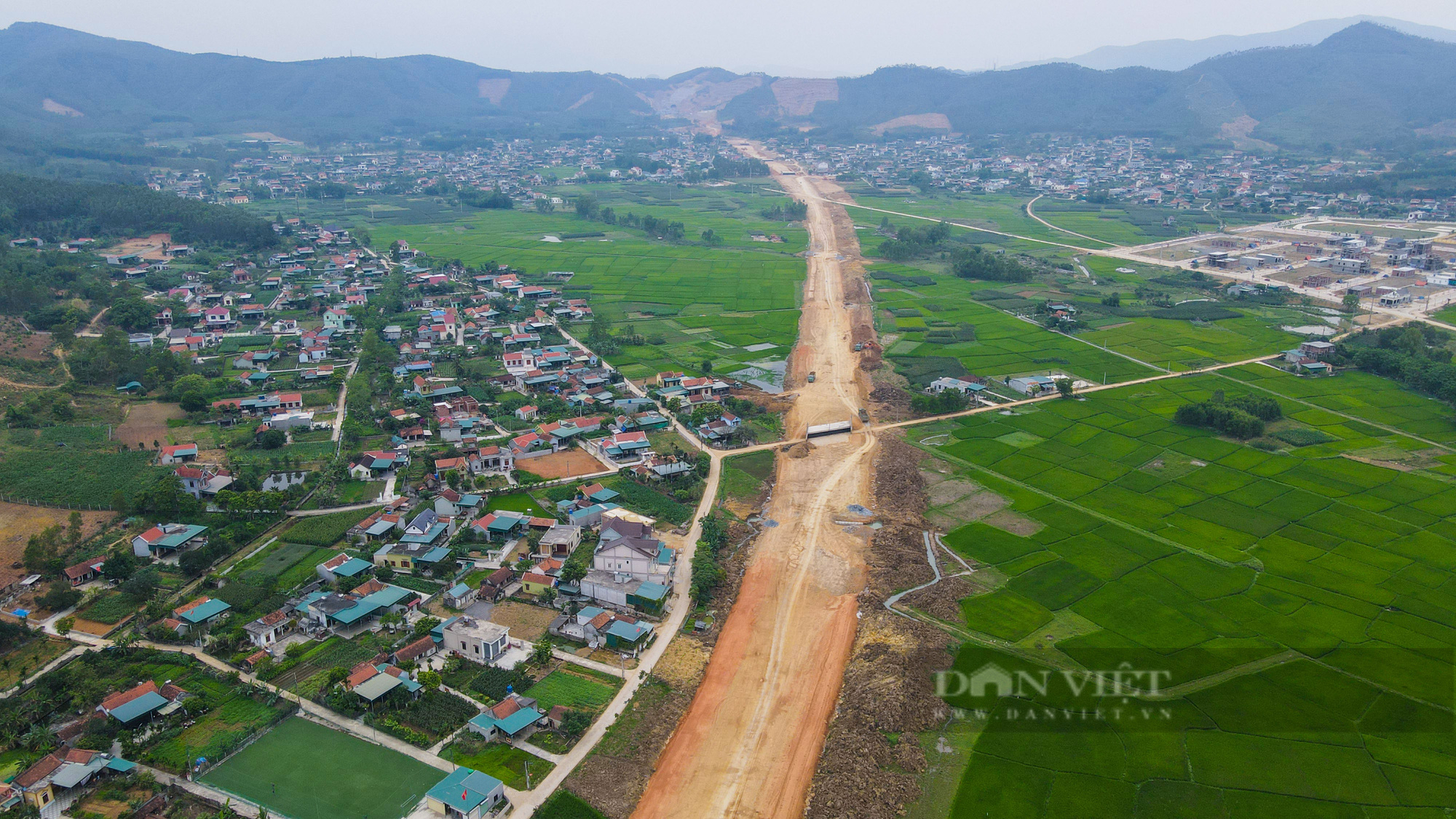 Hơn 200 m thảm nhựa đường đầu tiên tại cao tốc Bắc Nam đoạn Ninh Bình - Thanh Hoá - Ảnh 12.