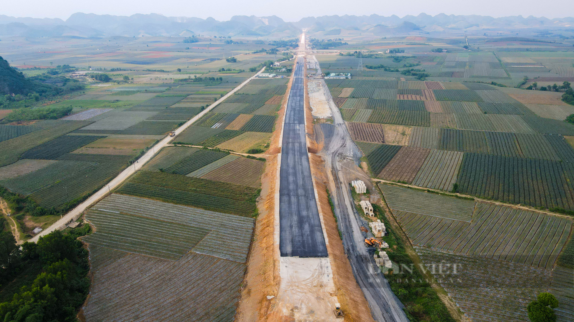 Hơn 200 m thảm nhựa đường đầu tiên tại cao tốc Bắc Nam đoạn Ninh Bình - Thanh Hoá - Ảnh 1.