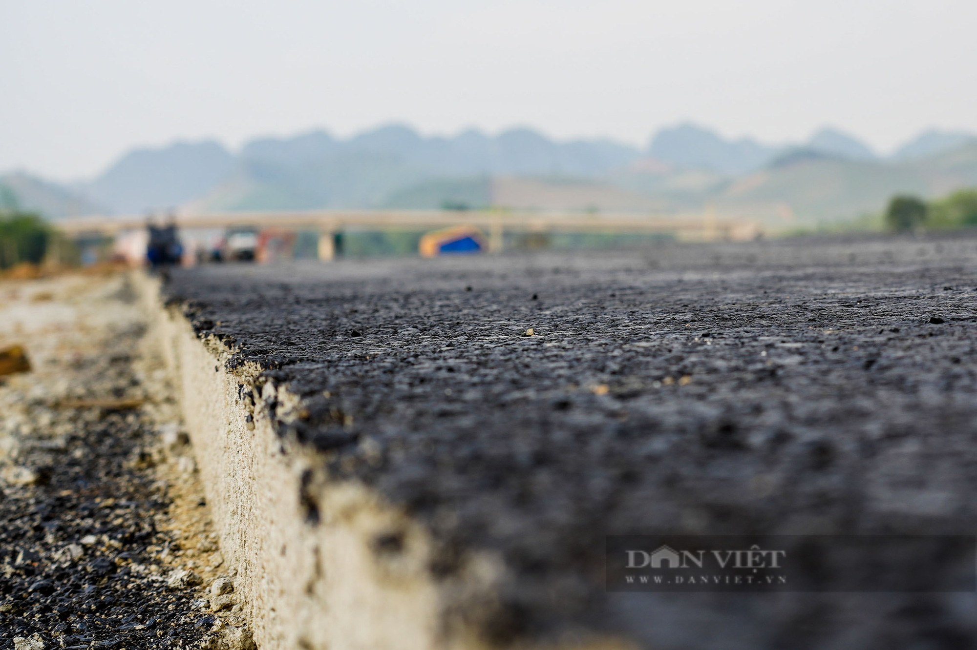Hơn 200 m thảm nhựa đường đầu tiên tại cao tốc Bắc Nam đoạn Ninh Bình - Thanh Hoá - Ảnh 5.