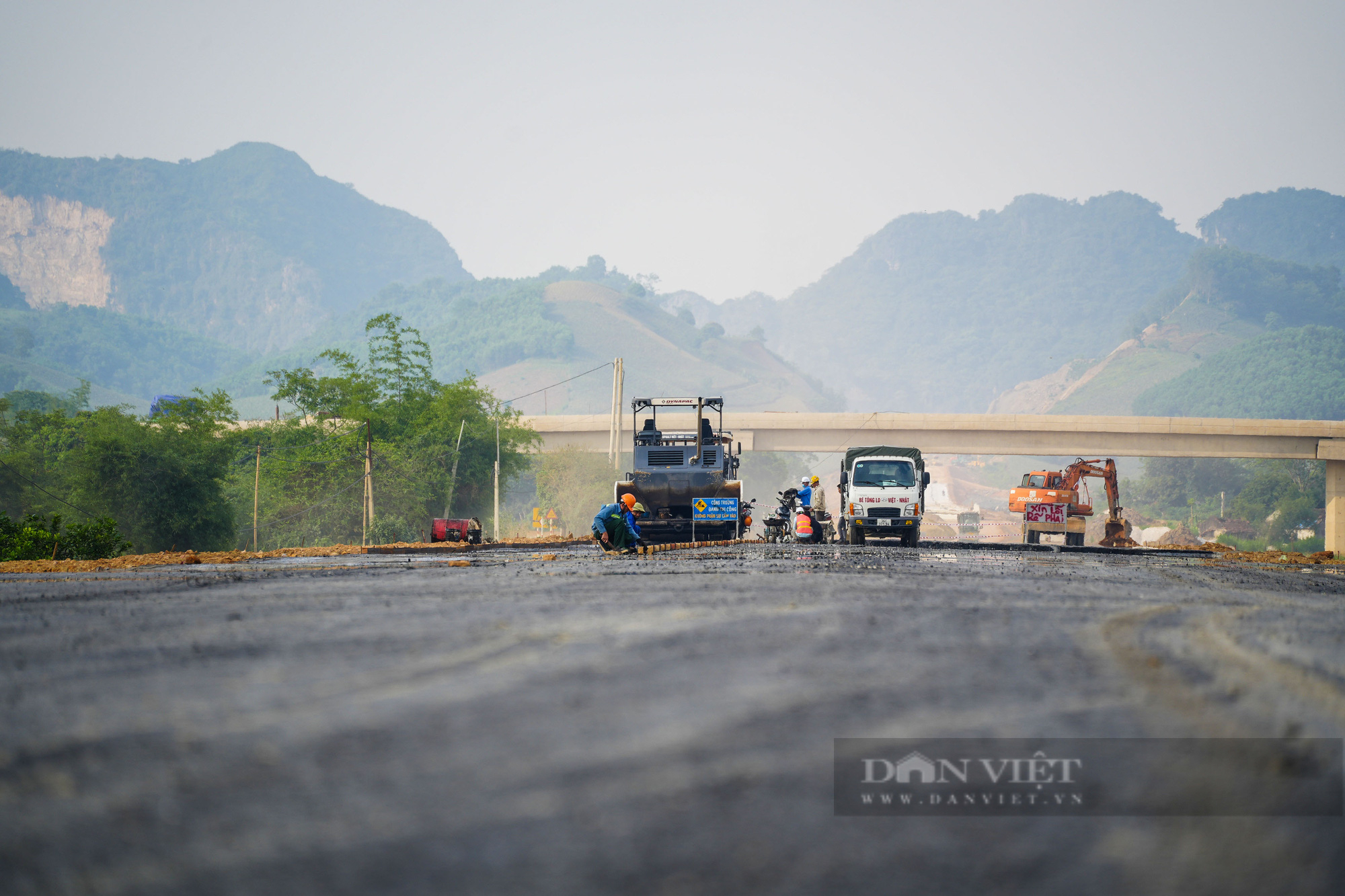 Hơn 200 m thảm nhựa đường đầu tiên tại cao tốc Bắc Nam đoạn Ninh Bình - Thanh Hoá - Ảnh 4.