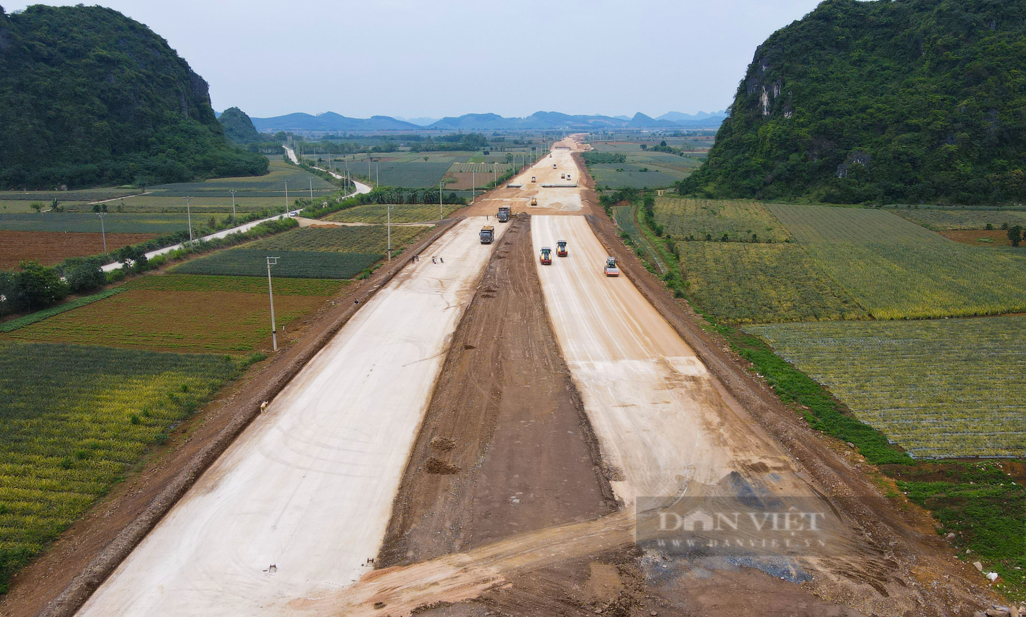 Hơn 200 m thảm nhựa đường đầu tiên tại cao tốc Bắc Nam đoạn Ninh Bình - Thanh Hoá - Ảnh 7.