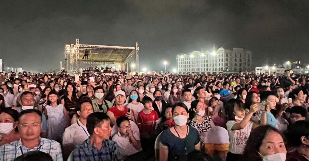 Sea of ​​people jostling to watch fireworks at the 115th anniversary of Sam Son tourism