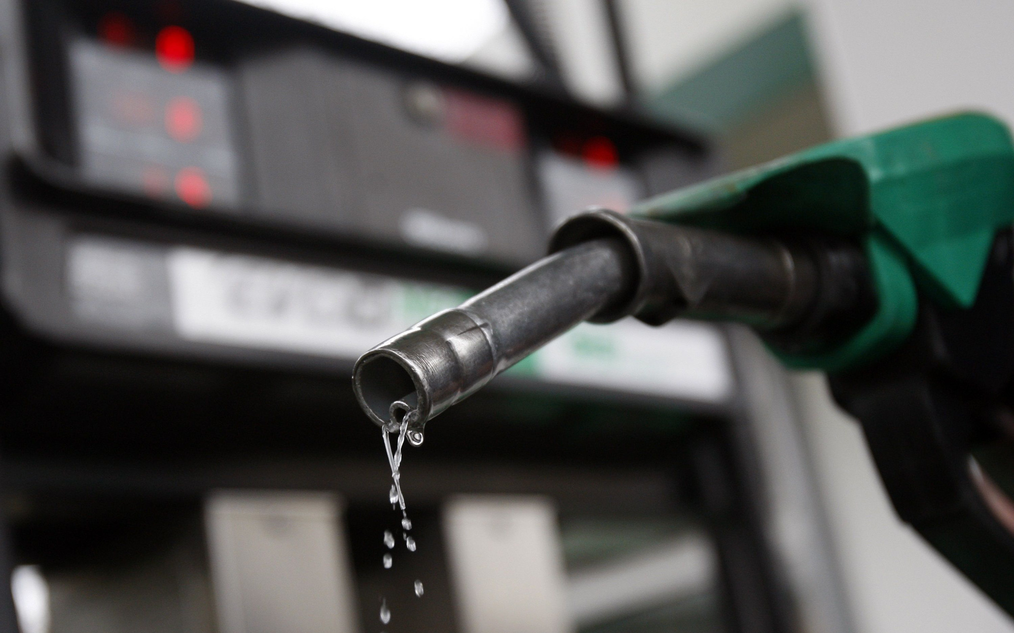 World oil prices headed for a drop of nearly 5%