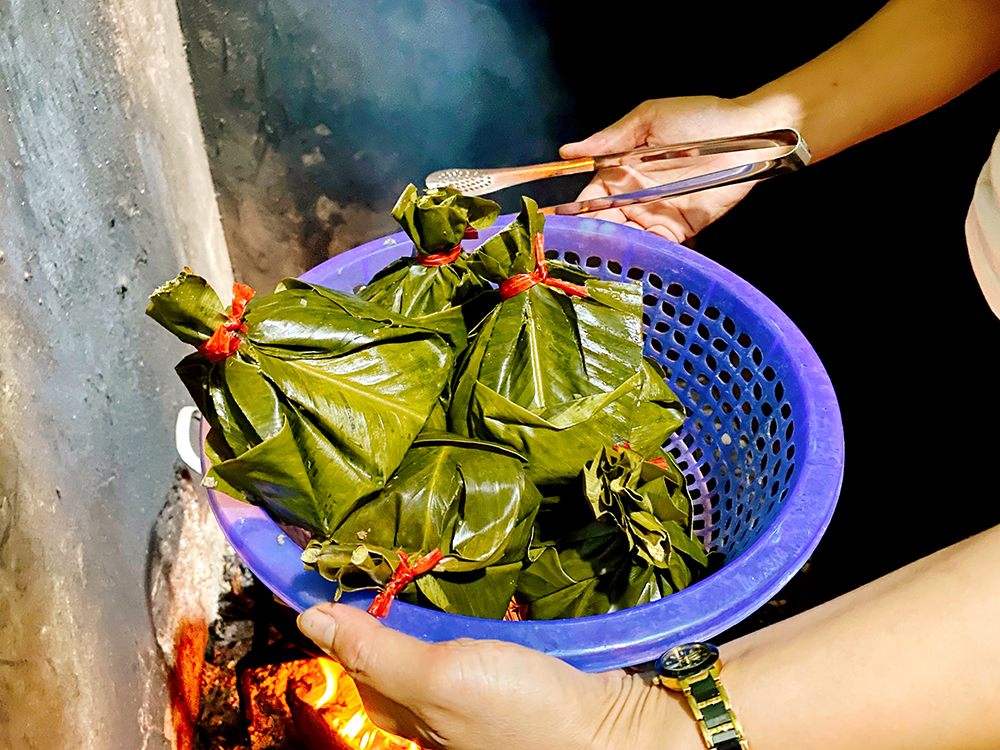 Vô rừng hái một thứ hoa đem về chế ra món lạ, làm nên &quot;mâm cao cỗ đầy&quot; của dân tộc Mường ở Phú Thọ - Ảnh 6.