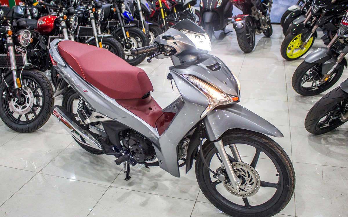 What does the imported Honda Wave 125i have that cost the same as SH?