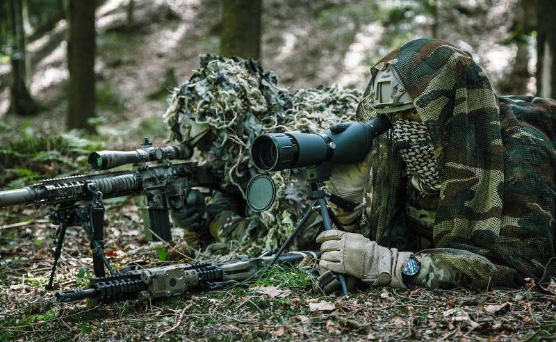 Why when withdrawing, snipers can drop their guns but have to keep their sights?  - Photo 1.